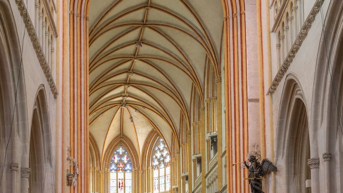 La cathédrale bretonne mystérieusement inclinée continue de déconcerter les experts